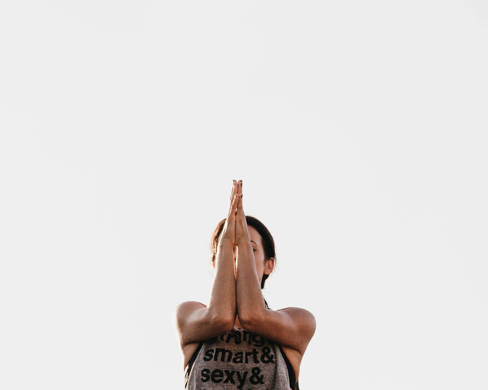 Mensch in Yoga-Pose auf Terrasse des Level 4