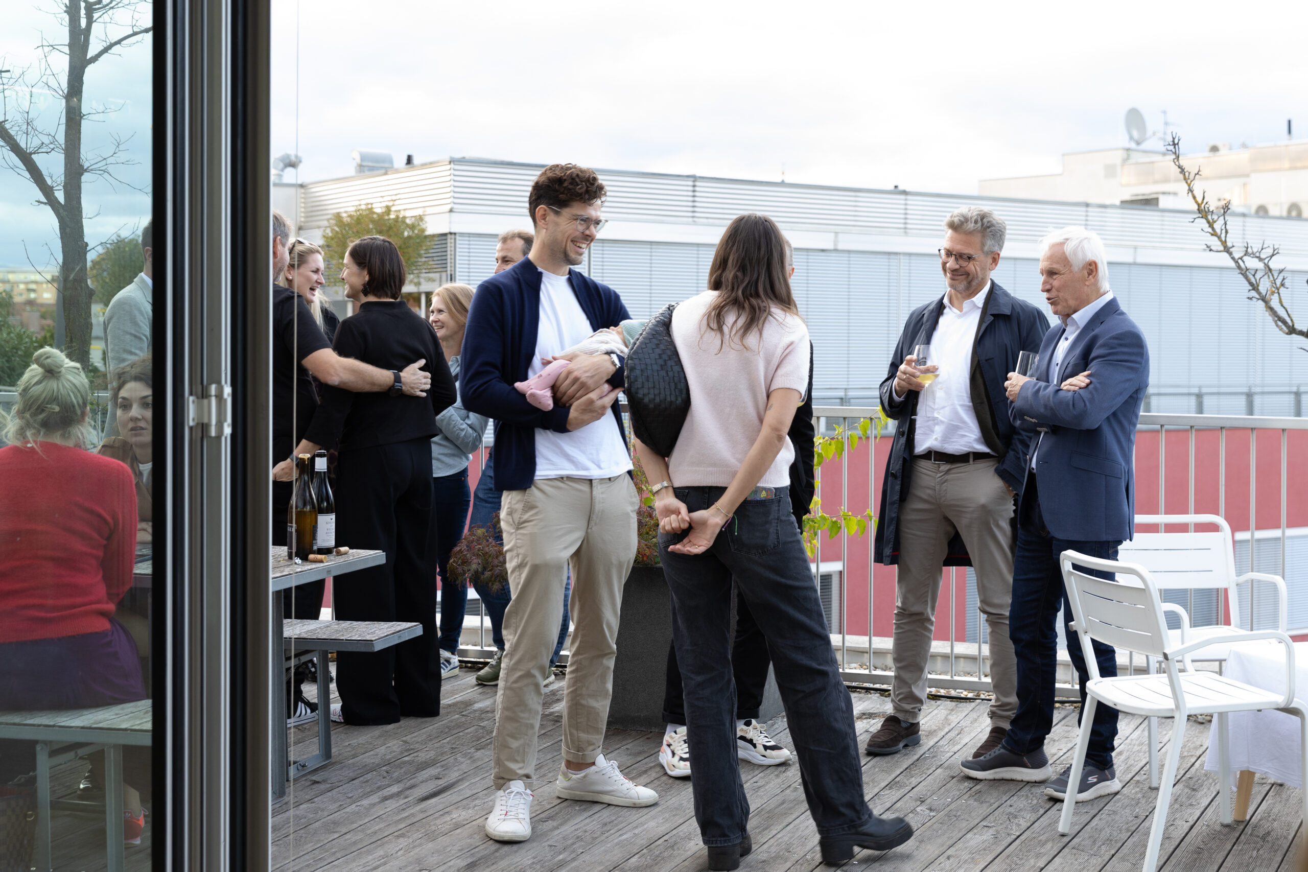 Eventfoto mit Menschen auf der Dachterrasse