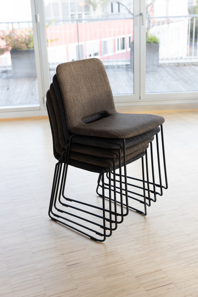 Stühlestapel im Level 4