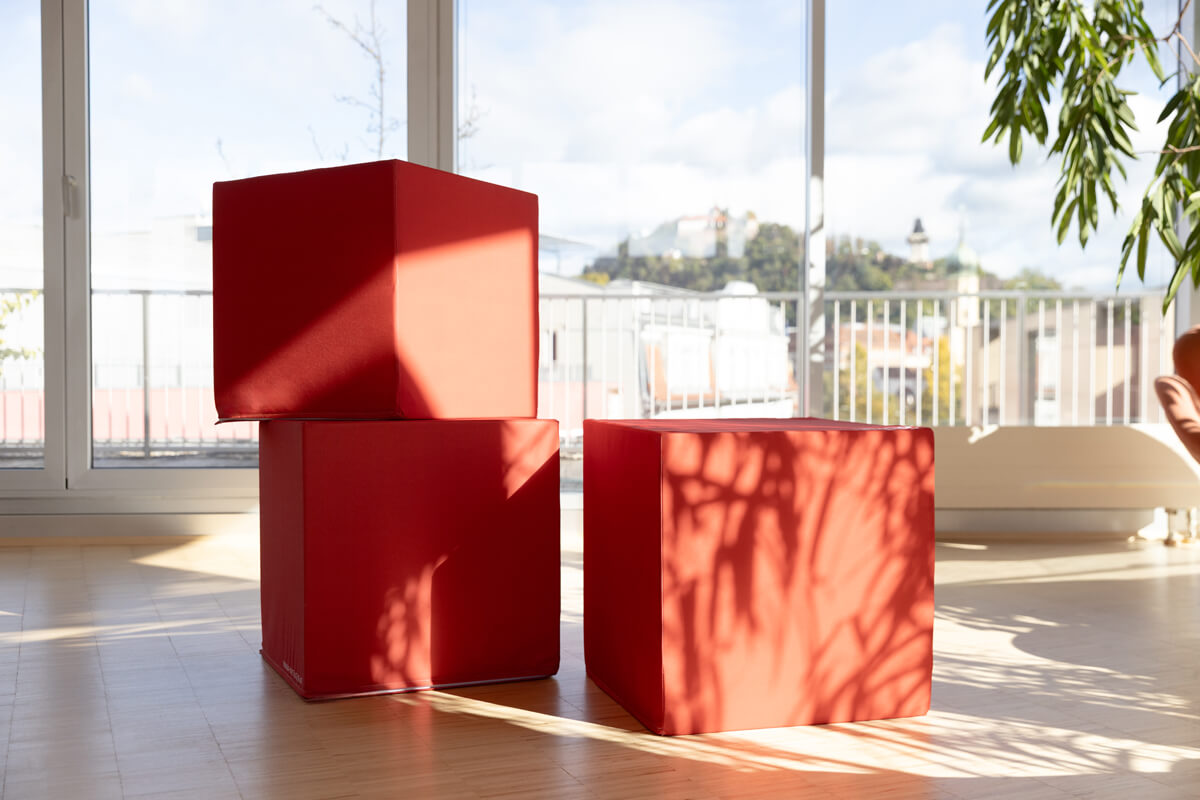 Sitzwürfel im Level mit Uhrturm im Hintergrund