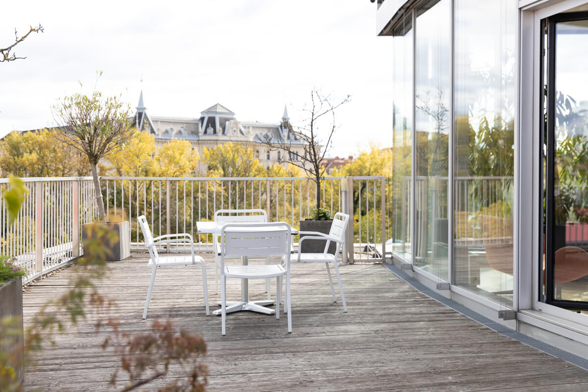 Terrasse der Eventlocation: Blick auf die Dächer von Graz