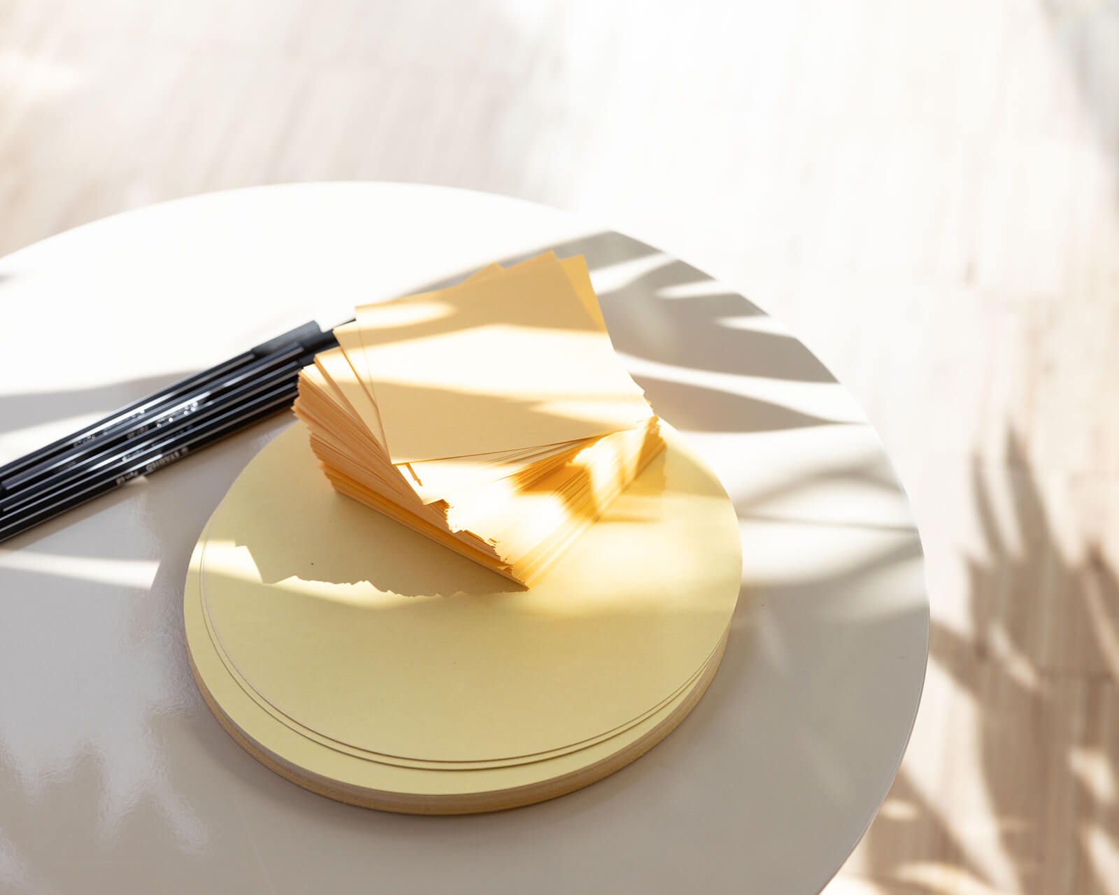 Workshop-Setup mit Post-Its und Stiften im Level 4